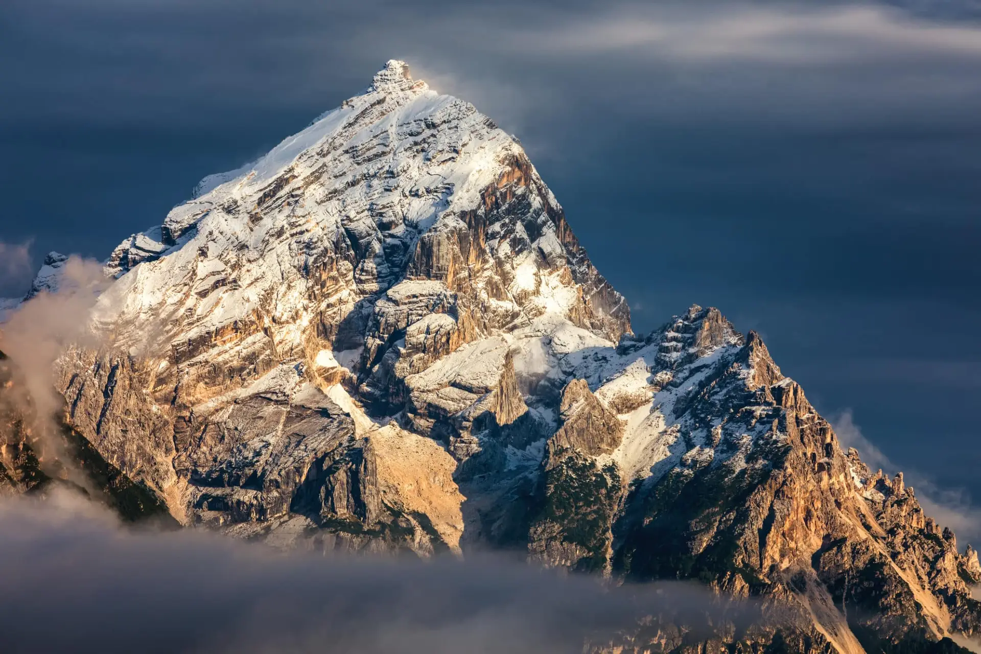 Montagna innevata illuminata dal sole