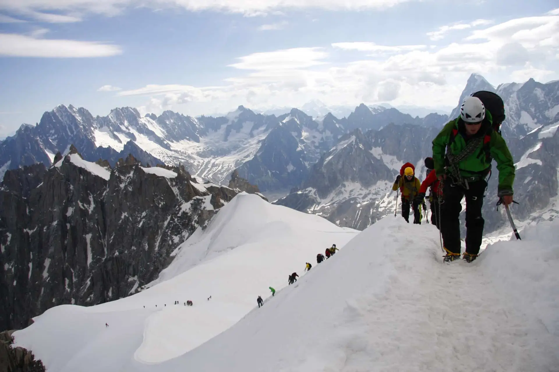 Alpinisti in scalata su montagna innevata