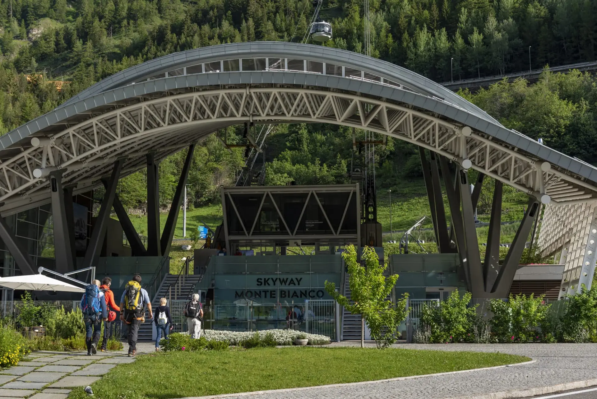 Stazione Skyway Monte Bianco con turisti e vegetazione