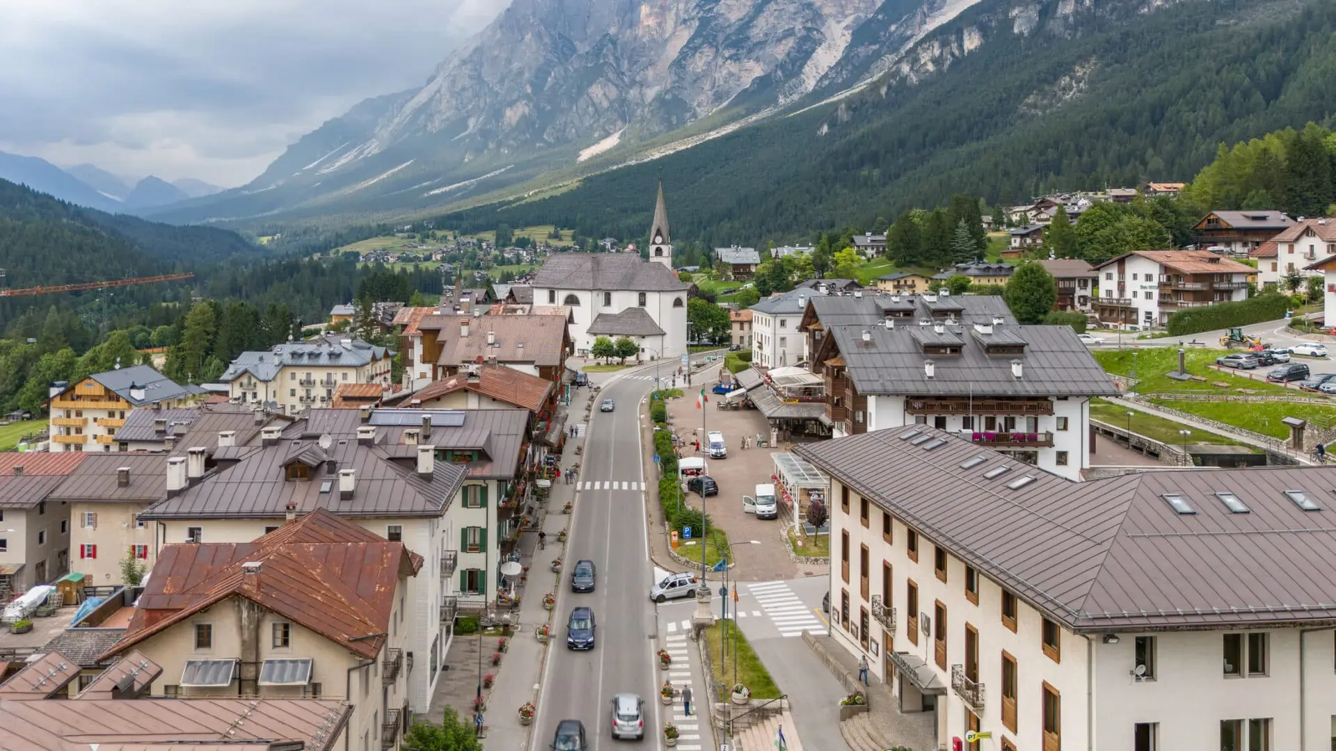 Vista aerea paesino montano italiano con chiesa