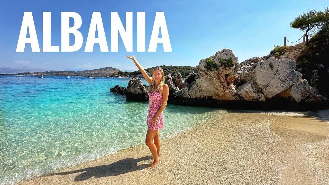 Donna indica il mare in Albania