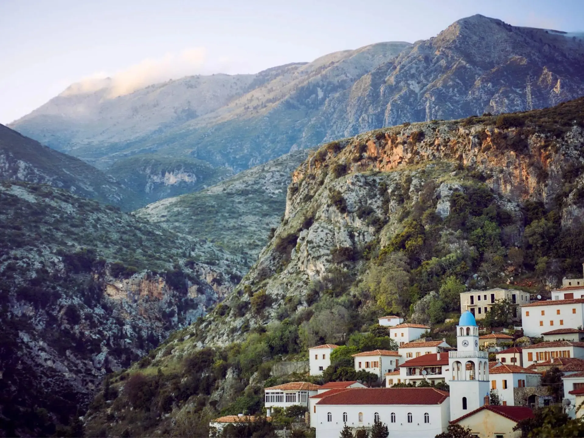 Villaggio montano con case bianche e chiesa