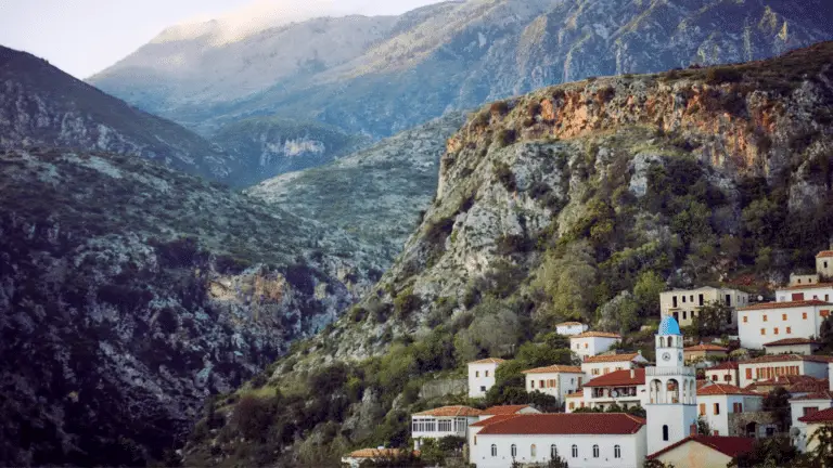 Villaggio montano con case bianche e campanile azzurro