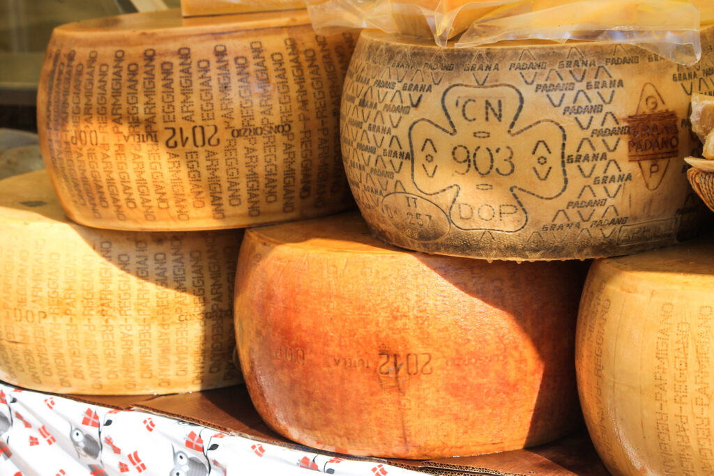 Quesos italianos Parmigiano Reggiano y Grana Padano