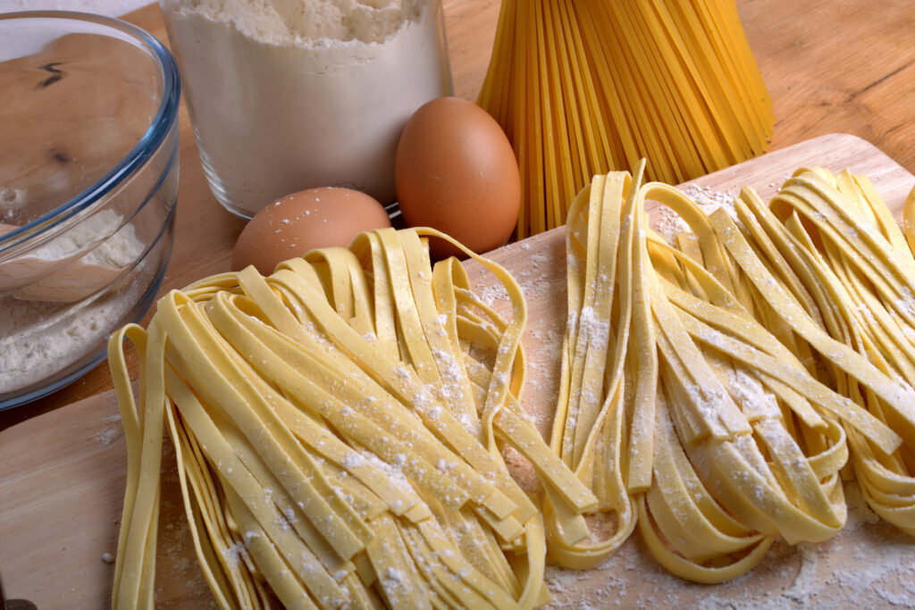 Ingredientes para pasta fresca al huevo en la mesa.