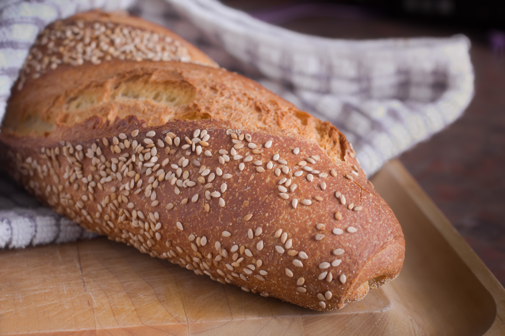 Pane con semi di sesamo su tagliere